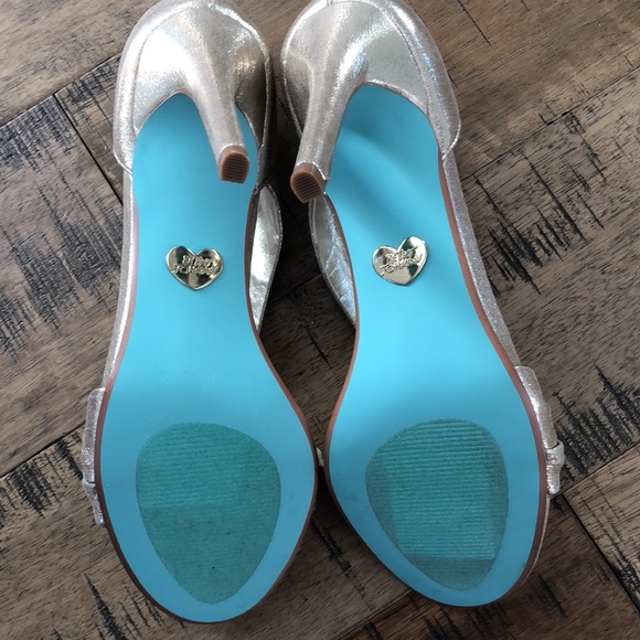 NWOT Betsy Johnson Gold Knot Heels - Picture 4 of 5